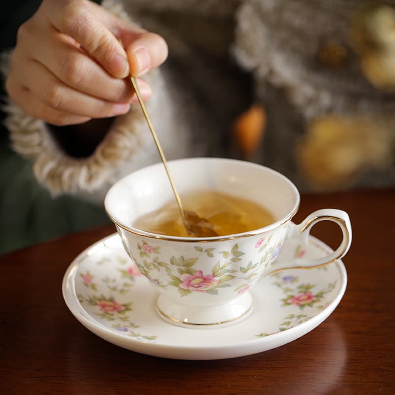 Cute little fresh floral coffee cup and saucer ins style high-looking gold-rimmed ceramic cup exquisite beige lace teacup