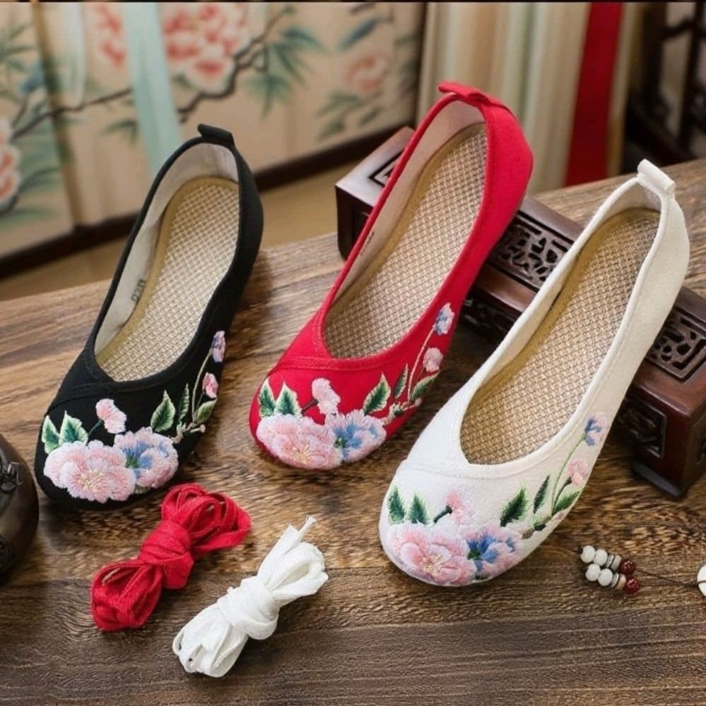 Low-Heeled Flat Embroidered Cloth Shoes for Hanfu, Low-Heeled Rubber Sole Shallow-Mouth Women's Flats, Ethnic Women's Shoes for Spring and Autumn