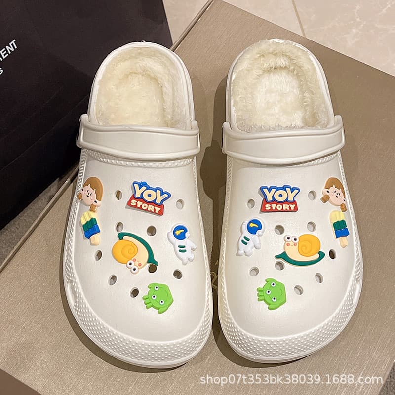 Women's fleece-lined clogs, winter cotton slippers, girly style, fashionable and versatile, height-increasing and warm cotton shoes wholesale.