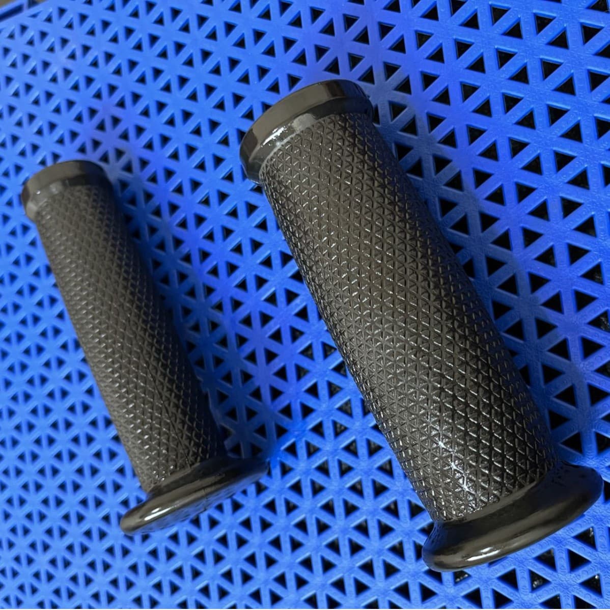 Factory wholesale handlebar grips, anti-slip and wear-resistant PVC handlebar gloves and equipment accessories.