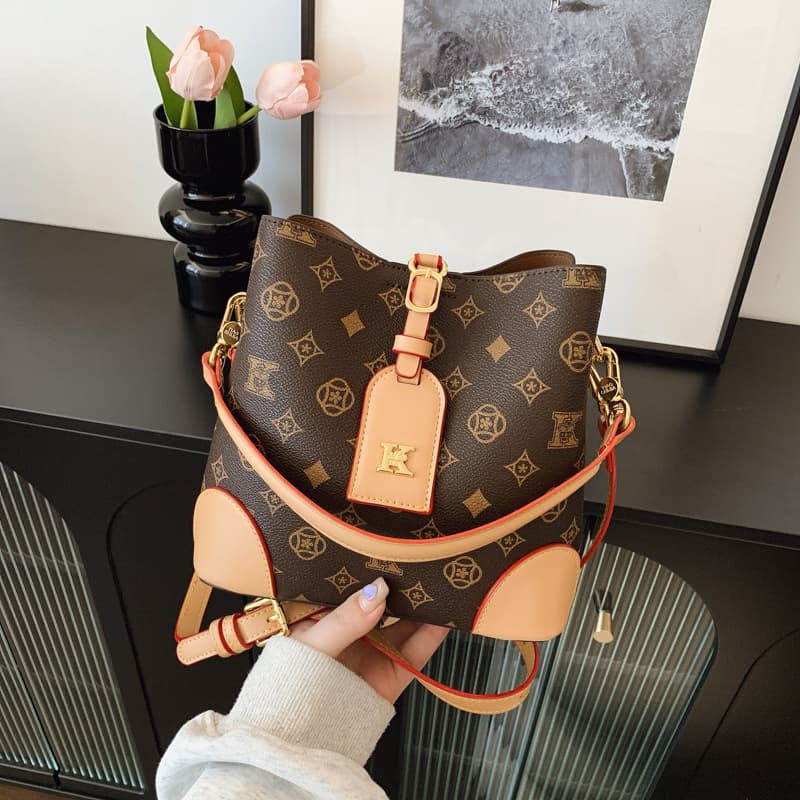 Fashionable Trendy Bag 2025 Summer New Arrival Commuter Casual Luxury Bucket Bag for Women Crossbody Large Capacity Premium Look