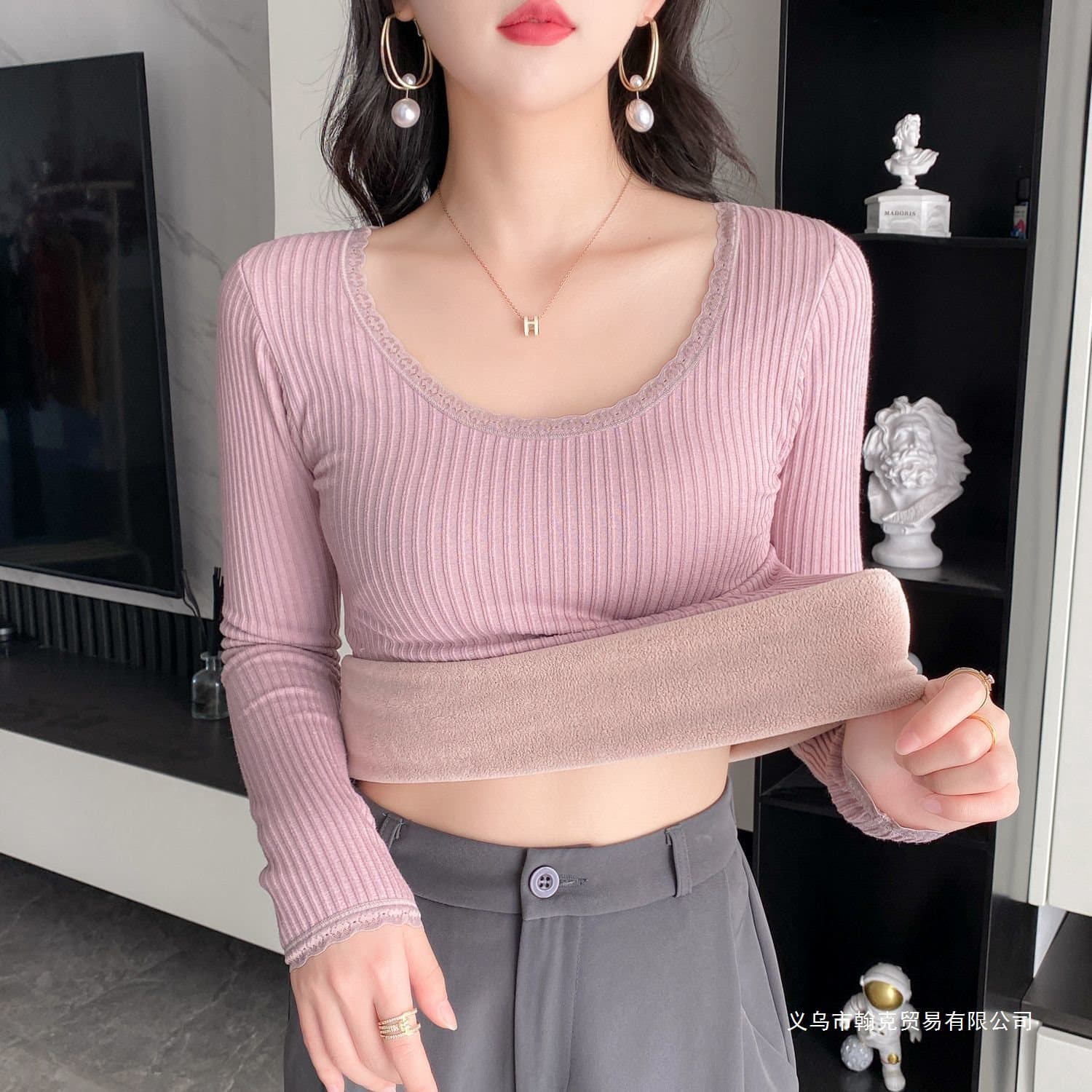 Lamb wool warm top for women, winter new style, fleece-lined and thickened, self-heating elastic slim-fit base layer.
