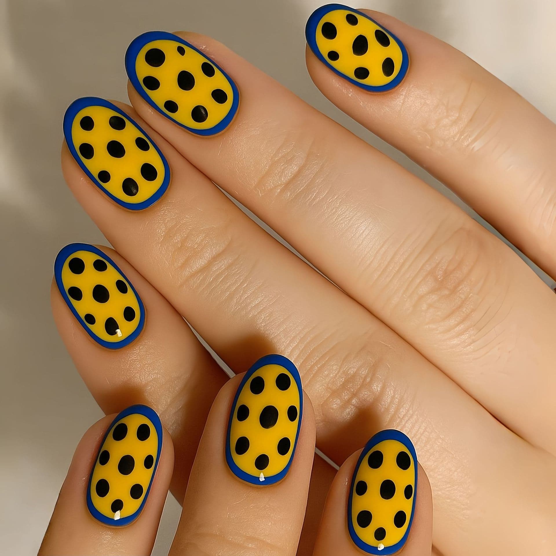 Blue edge polka dot geometric wear nails, mid-length oval glossy nails, European and American fashionable fake nails