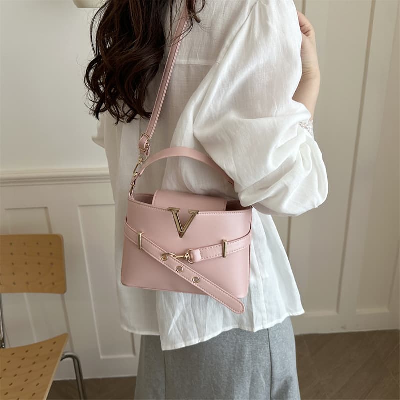 2026 New Solid Color Casual Large-Capacity Retro Style Women's Fashion Simple Crossbody Shell Shoulder Bag