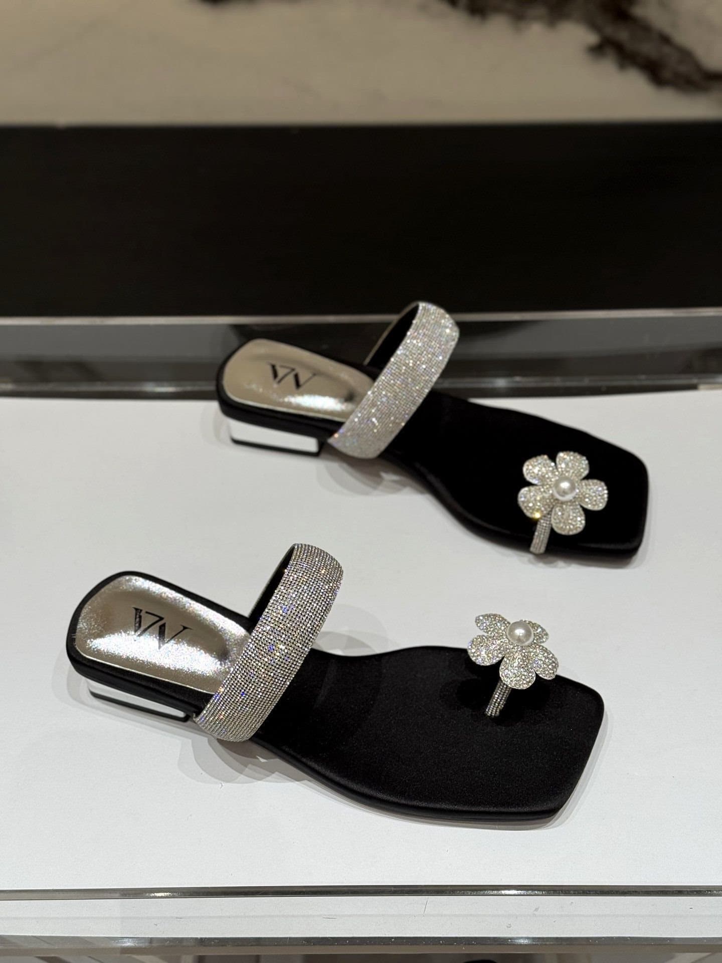 Korean Fairy Rhinestone Flower Toe-Post Slide Sandals for Women 2026 New Summer Outdoor Wear Toe-Loop Chunky Heel Sandals