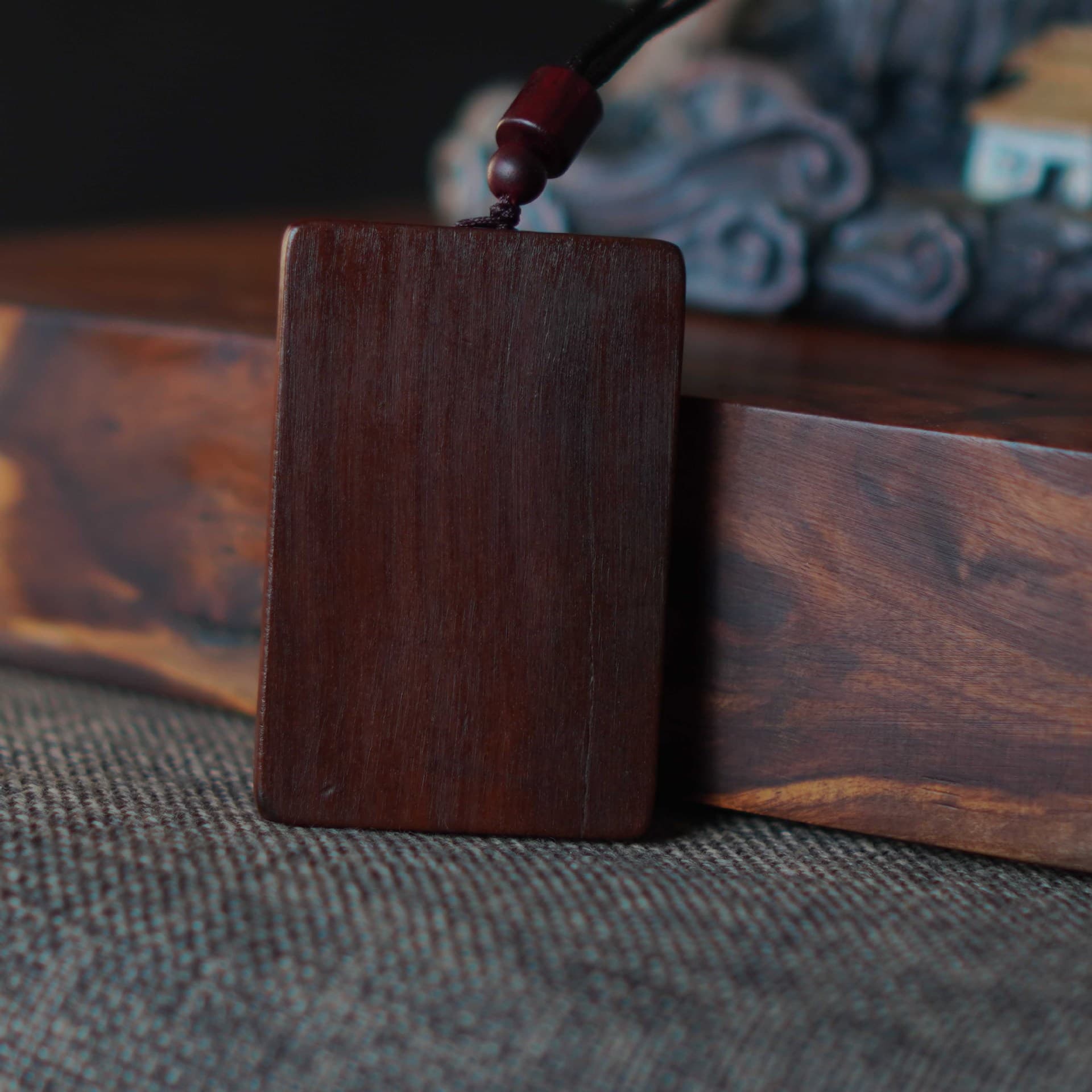 Manufacturer supplies lightning-struck jujube wood "No Trouble" plaques, solid wood desktop ornaments, Taoist ritual implements.