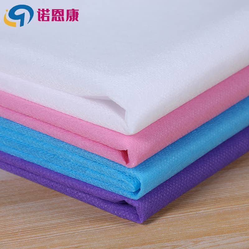 Beauty salon wholesale thickened disposable sheet non-woven folded breathable nursing pad massage single cross-hole sheet pack.