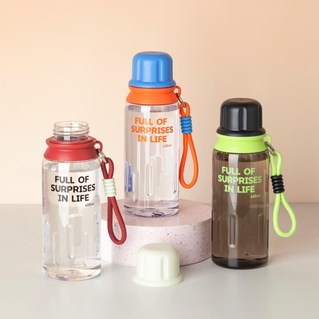 Cartoon plastic cup for students and children outdoor portable carrying rope space cup large capacity high temperature resistant sports water cup