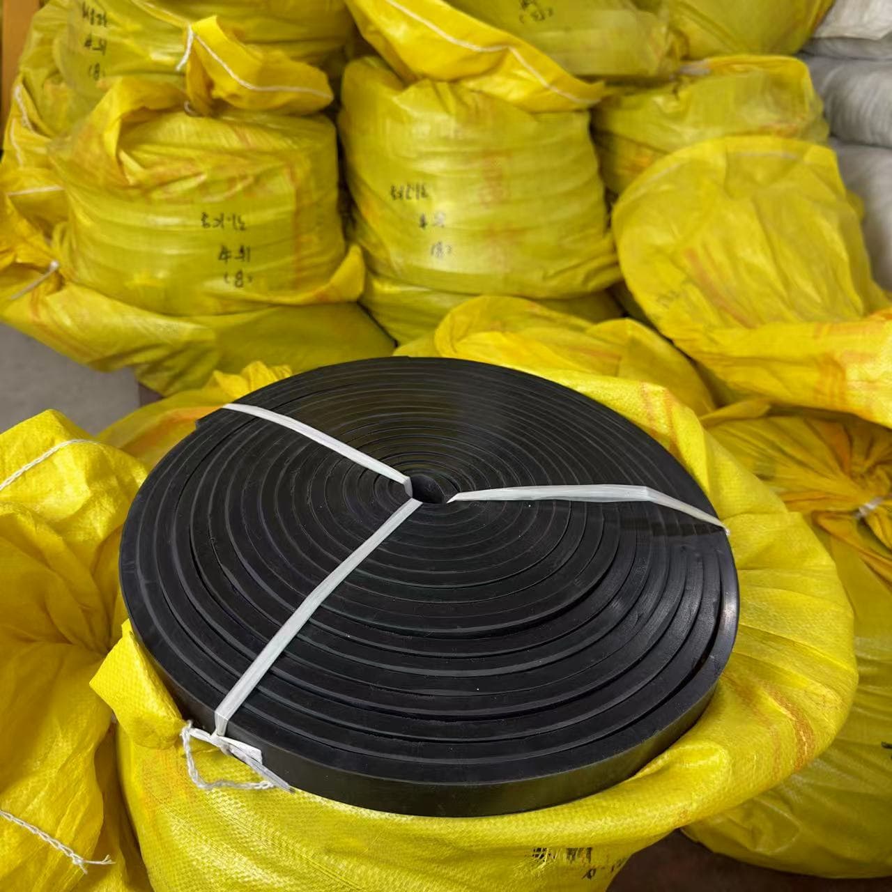 Rubber insulating sheet industrial rubber mat black rubber pad pressure and wear resistant high elasticity anti-static shock absorbing high-temperature resistant