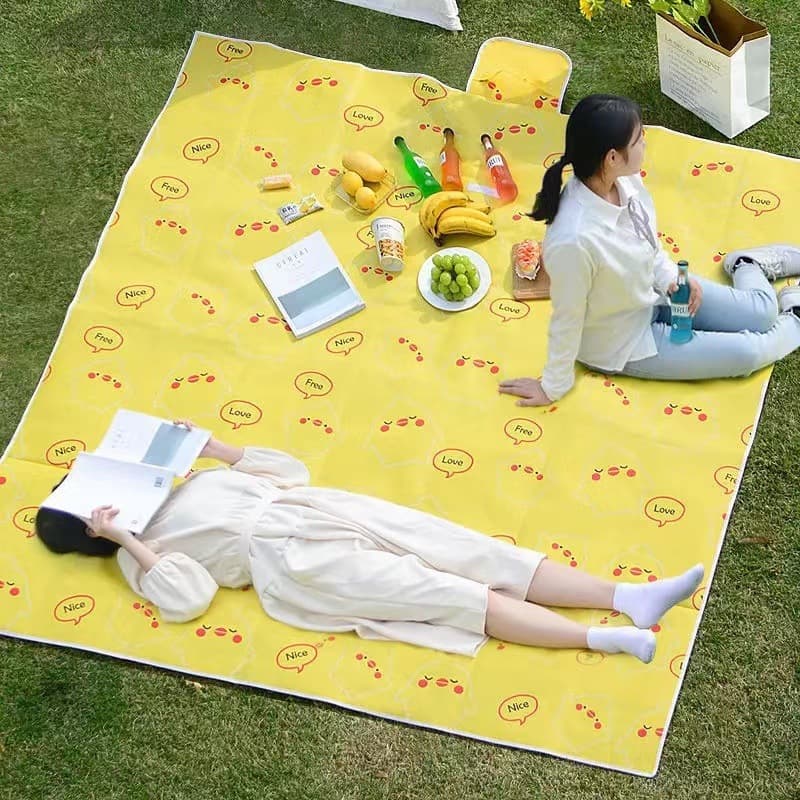 Outdoor picnic mat, portable, waterproof, thickened, for park outings and picnics, non-woven fabric, suitable for spring excursions and tents, moisture-proof mat.