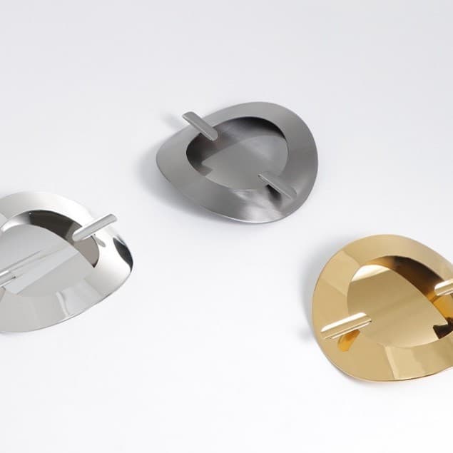 Modern minimalist luxury round stainless steel ashtray for cigars, office or hotel desktop decoration.