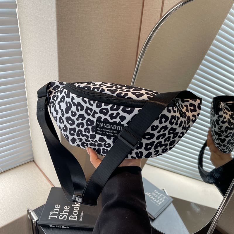 This year's popular leopard print bag for women 2026 new fashion retro crossbody bag niche versatile sports leopard print women's bag
