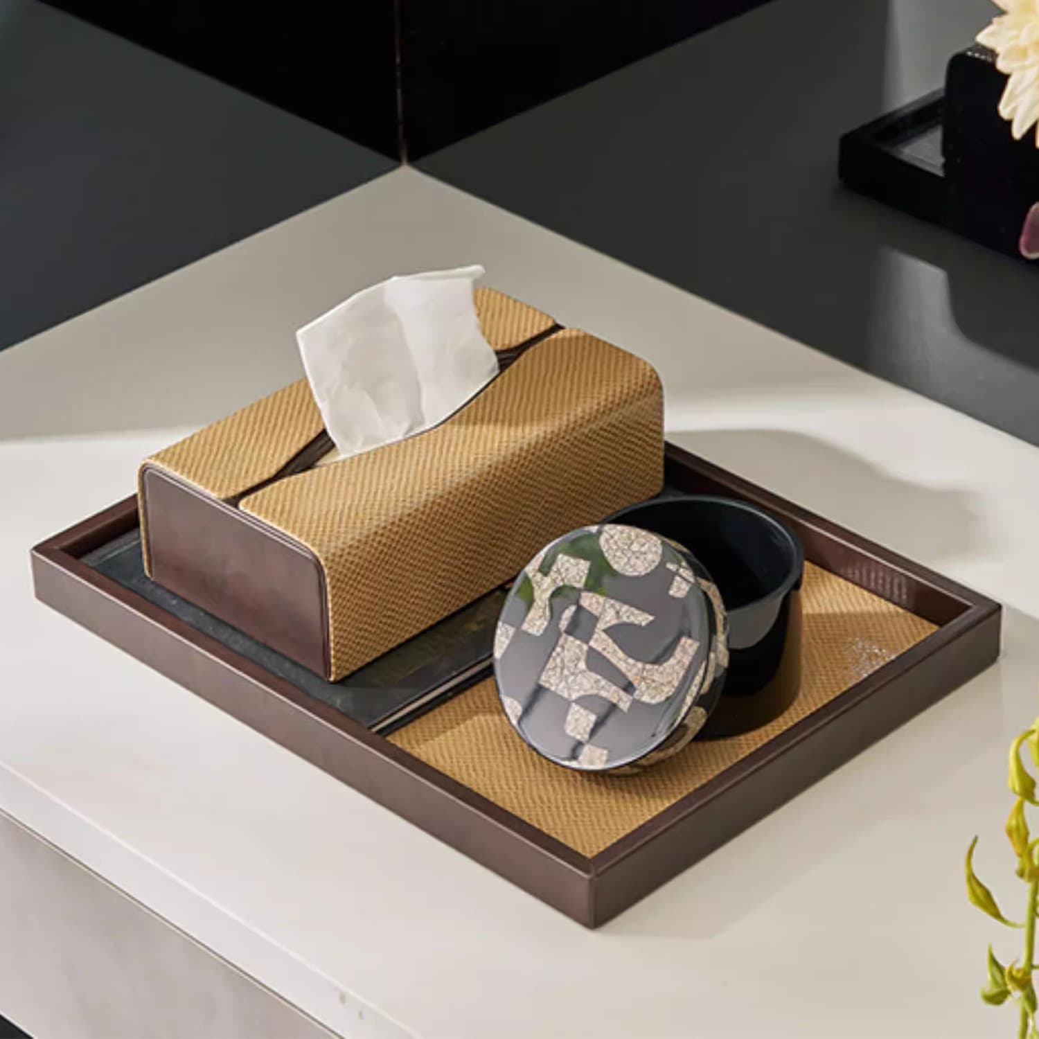 Minimalist luxury design, solid color simple leather tissue box, suitable for living room, dining room, and showroom decoration.