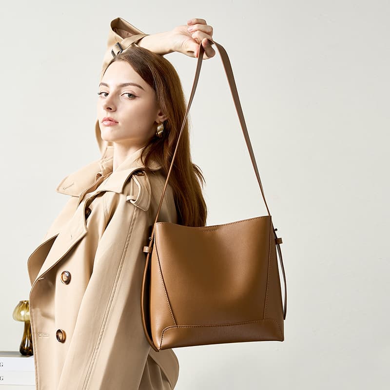 2025 Hot Selling Women's Large Capacity Crossbody Bag, Versatile Genuine Leather Shoulder Bag, High-End Commuter Bucket Bag