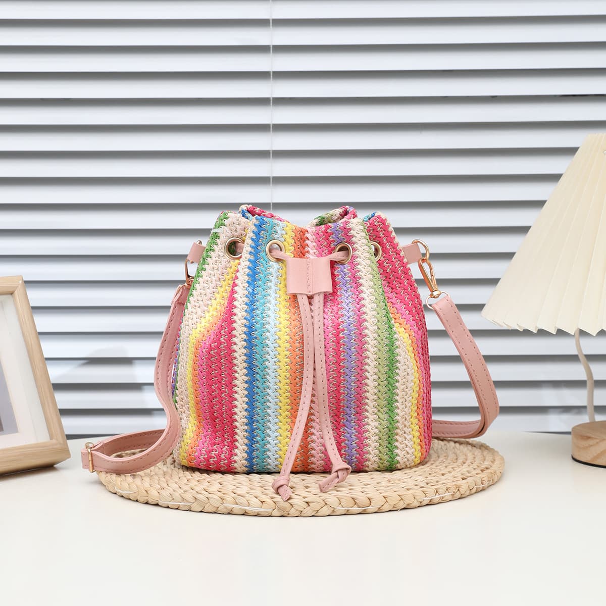 Super popular cross-border e-commerce rainbow striped straw bag, unique and versatile drawstring bucket bag, shoulder bag/crossbody bag, 170g