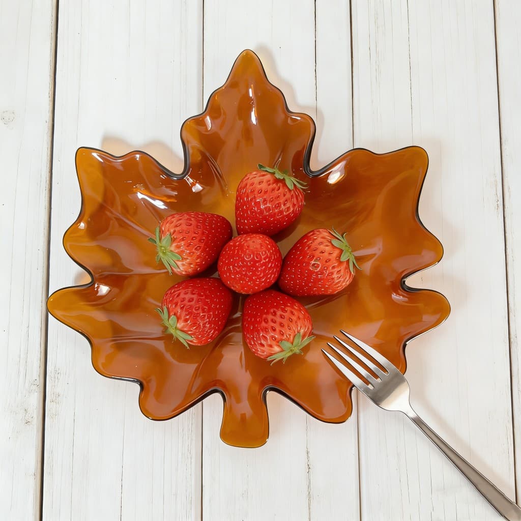 Manufacturer's creative retro thick plastic fruit plate for home hotel dining plate golden plastic maple leaf plate