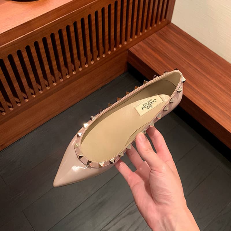 [Hongwangxing] Valentino~ women's flat shoes with pointed toe and shallow rivets, soft soles that won't tire your feet