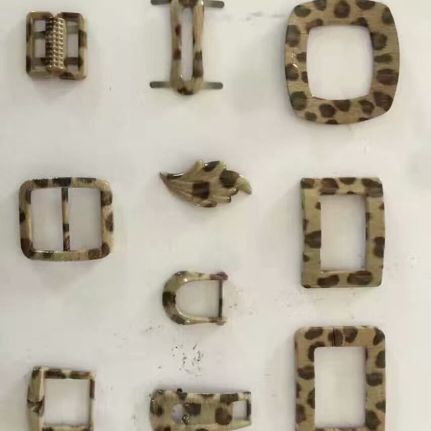 We offer water transfer printing and water coating services for shoe buckles, as well as custom-printed shoe ornaments. (chengyew)