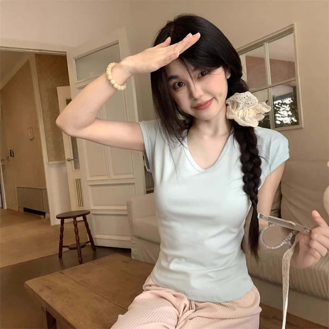 V-neck design right shoulder short-sleeved T-shirt for women 2025 summer new Korean version simple solid color slim fit versatile top trendy