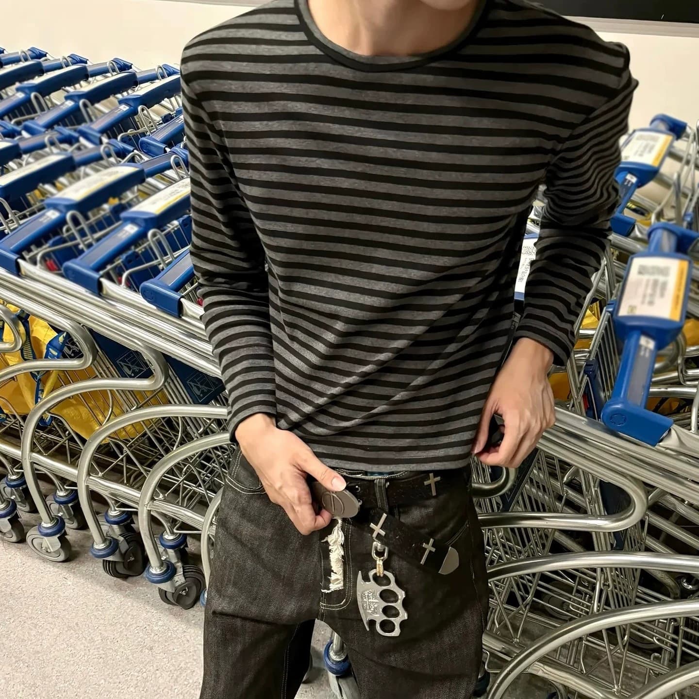 Basic contrasting black and gray striped long-sleeved men's and women's autumn thin bottoming shirts loose American style lazy T-shirt trend