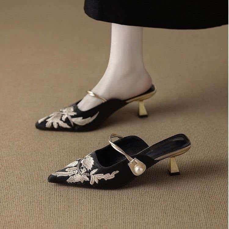 New Chinese-style Embroidered High-heel Closed-toe Mules for Women 2026 New Stunning Pointed-toe Thin Heel Slip-on Sandals