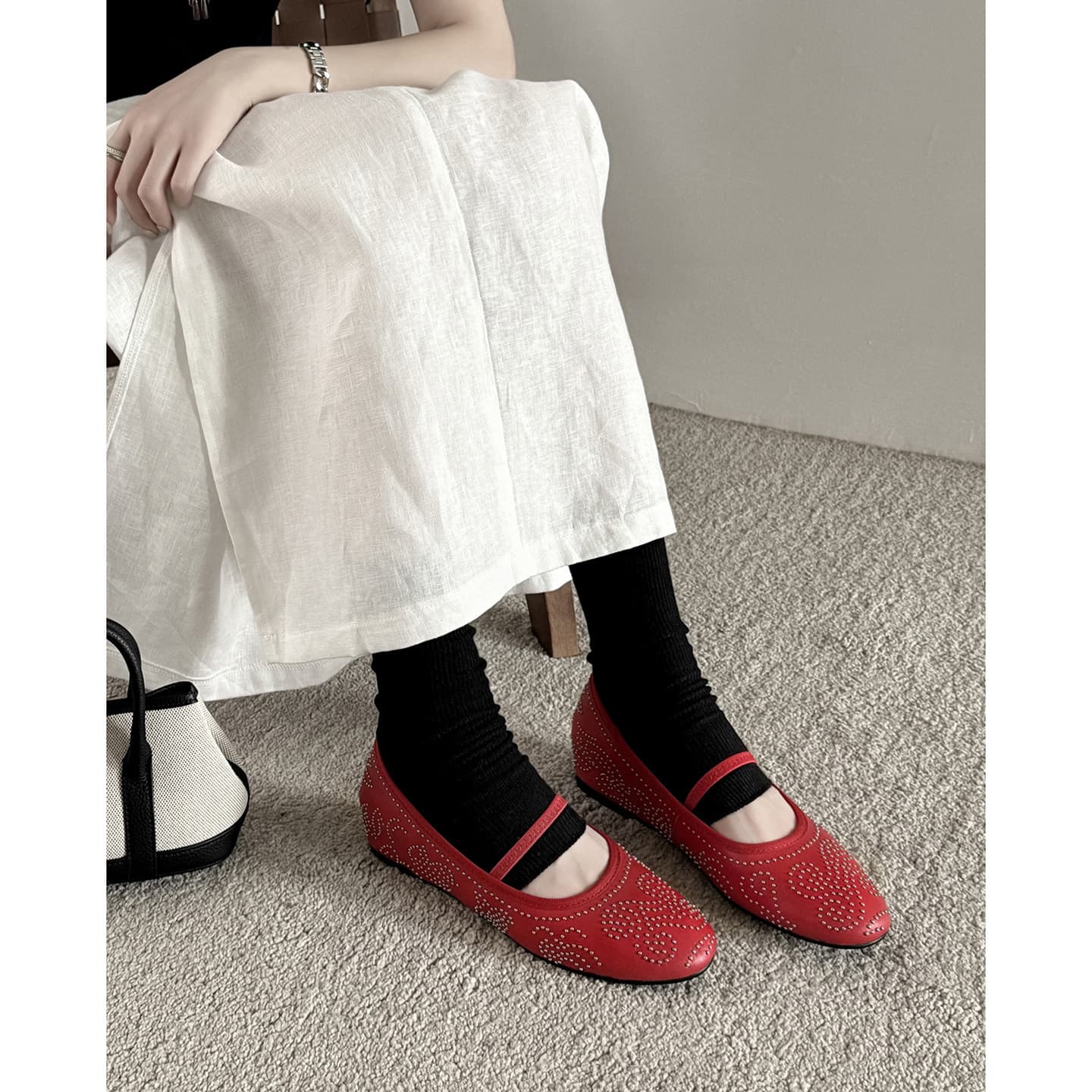 Foreign trade 2025 new style genuine leather inside and outside, European and American rivets, cashew flower hollow, huge, good-looking, flat bottom, fashionable, comfortable and versatile