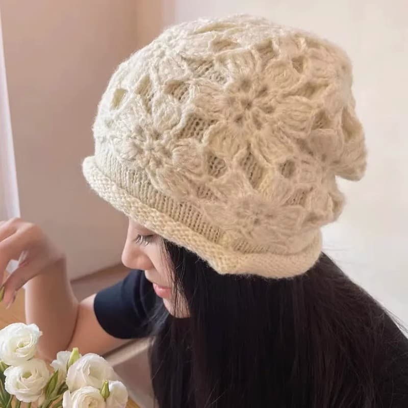 Handmade crocheted flower headband hat for women, autumn and winter, Japanese style, versatile, warm, with ear flaps, double-layer knitted wool hat.