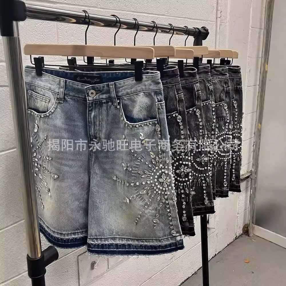 Heavy-duty rhinestone-embellished denim shorts for men, trendy American street style, 2024 summer new style, loose fit.
