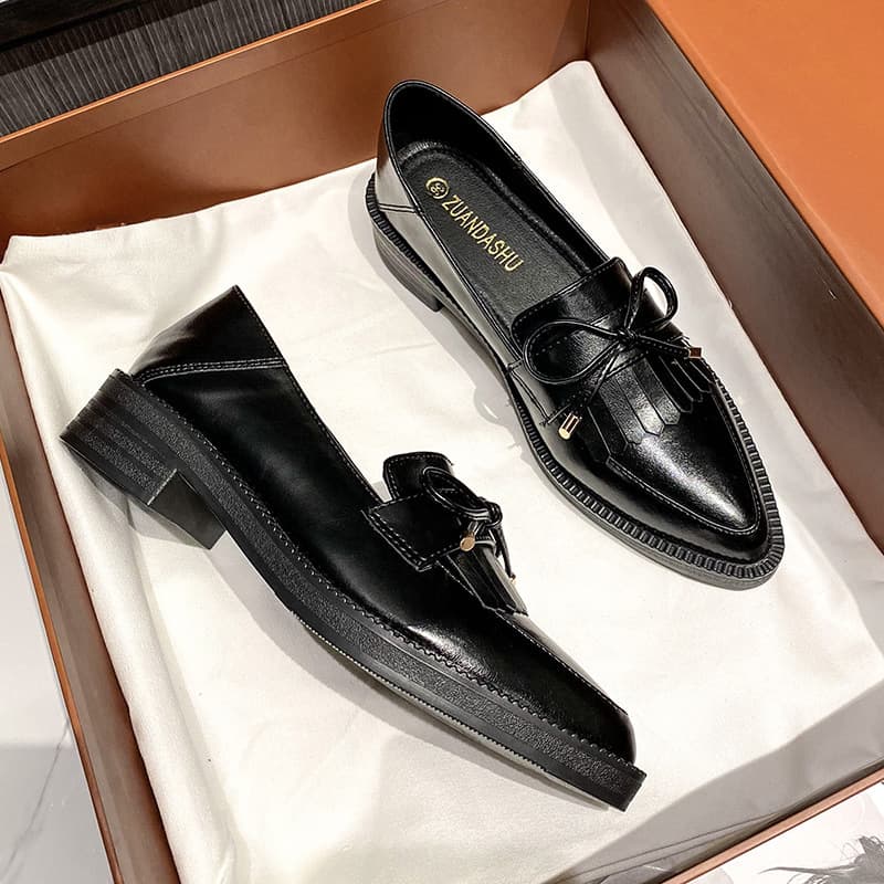 Women's retro British style leather shoes, 2025 summer new style pointed toe loafers, plus size women's shoes 41-43