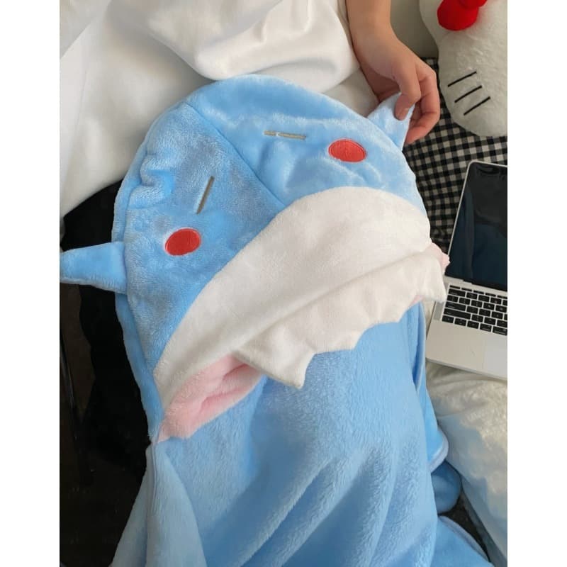 Cute cartoon shark blanket for students, dormitories, offices, lunch breaks, air conditioning, shawls, plush coral fleece blankets