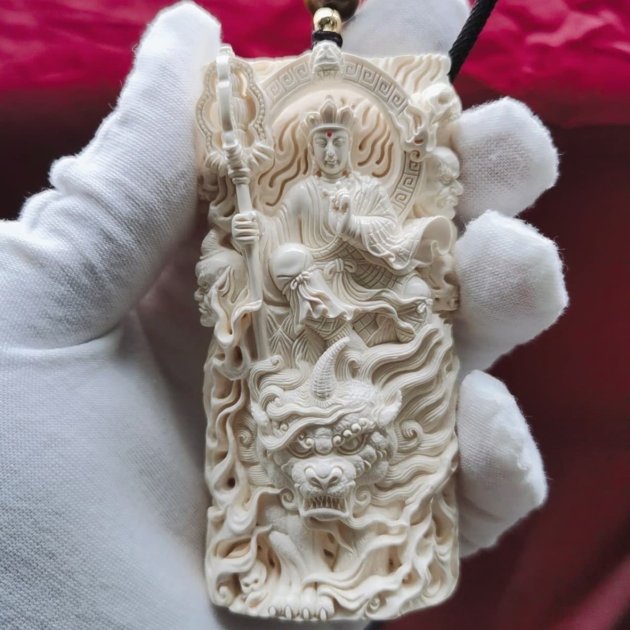 Ksitigarbha exquisitely carved ornaments, pendants, neck hangings, hand-carved antlers, carved ivory ornaments, brand bones, and toys