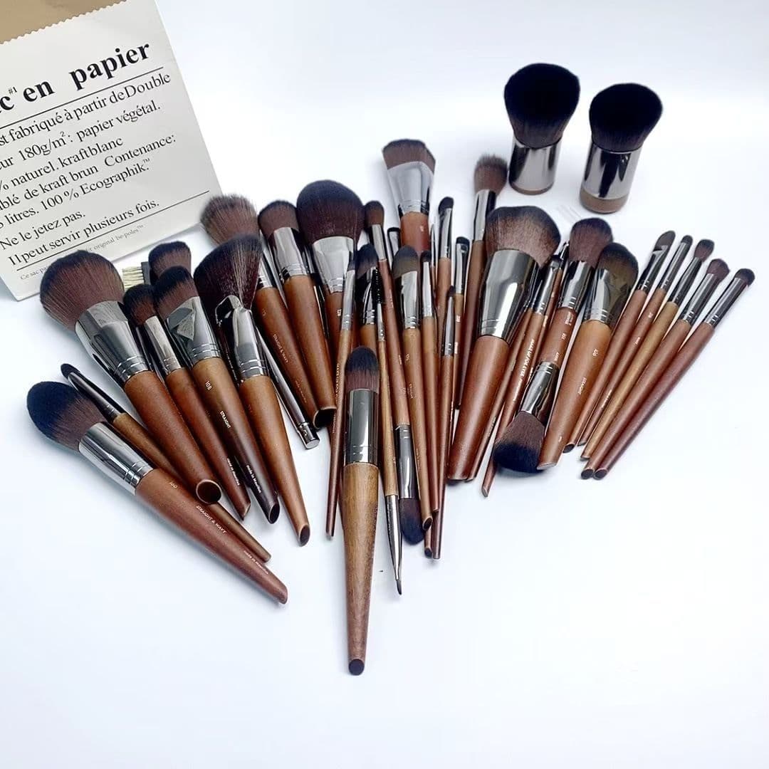 Makeup brush set: powder, blush, foundation, eyeshadow, highlighter, concealer brushes. Beauty tools made in Cangzhou Qingxian.