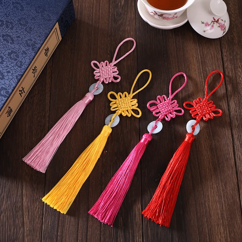 Chinese knot tassels, plastic jade pieces, handmade distinctive gift box pendants, peace buckle Chinese knot ornaments