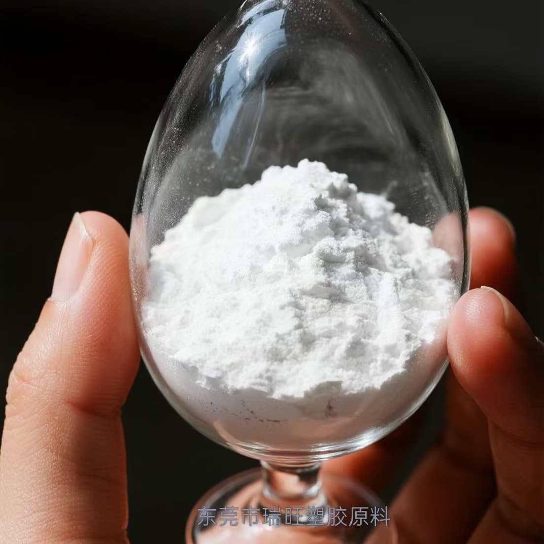 Self-extinguishing CPE powder, high filling compatibility, excellent mechanical properties, PVC modification impact agent.