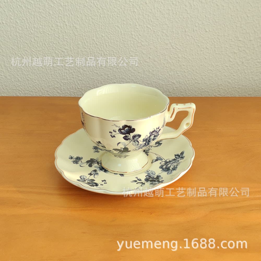 Gold-Traced Strawberry Teacup English Ceramic Coffee Cup and Saucer Teapot Set Wholesale European Afternoon Tea Coffee Set Teaware