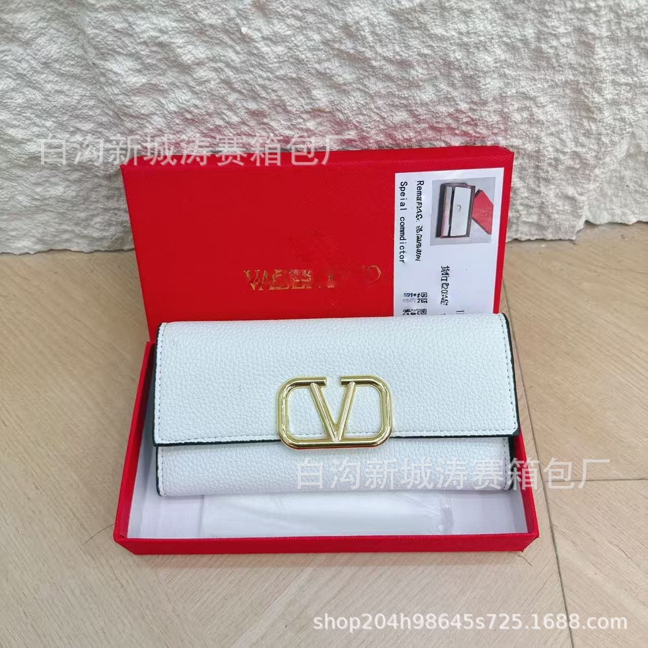 Cross-border fashion women's long wallet with textured V-buckle design, high-end light luxury style, multiple colors available
