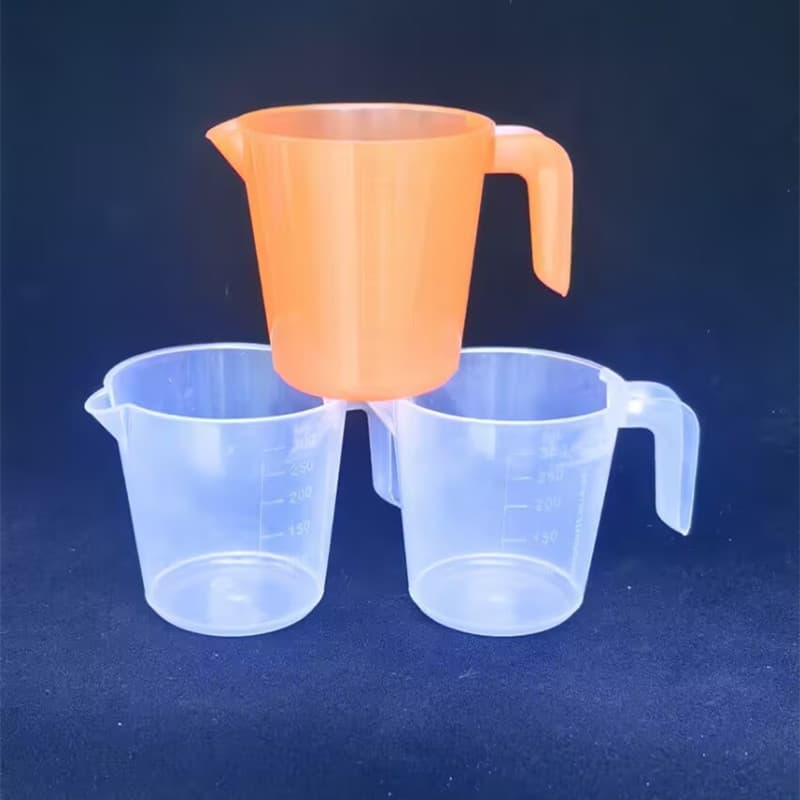 Wholesale 300ML graduated liquid measuring cups for kitchen baking, large capacity, and laboratory use.