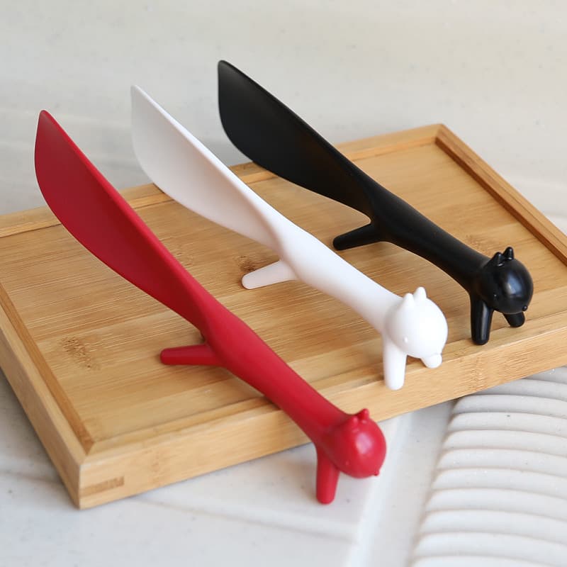 Hot-selling portable shoe aids, children's shoe lifters, cute plastic short shoe horns for easy slip-on.