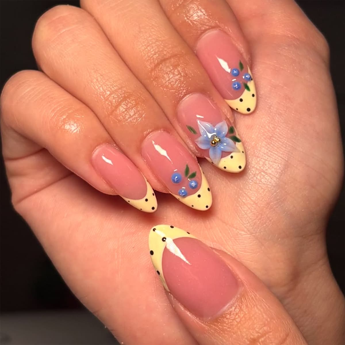 Cross-border summer retro creamy yellow polka dot wearable nails embossed white flowers inlaid with diamonds fresh removable manicure patches wholesale