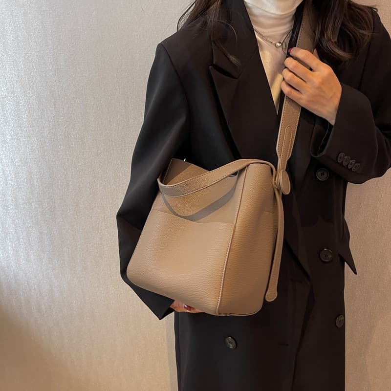 2025 new cross-border hot-selling commuting large capacity basic versatile simple wide shoulder strap bucket shoulder crossbody bag