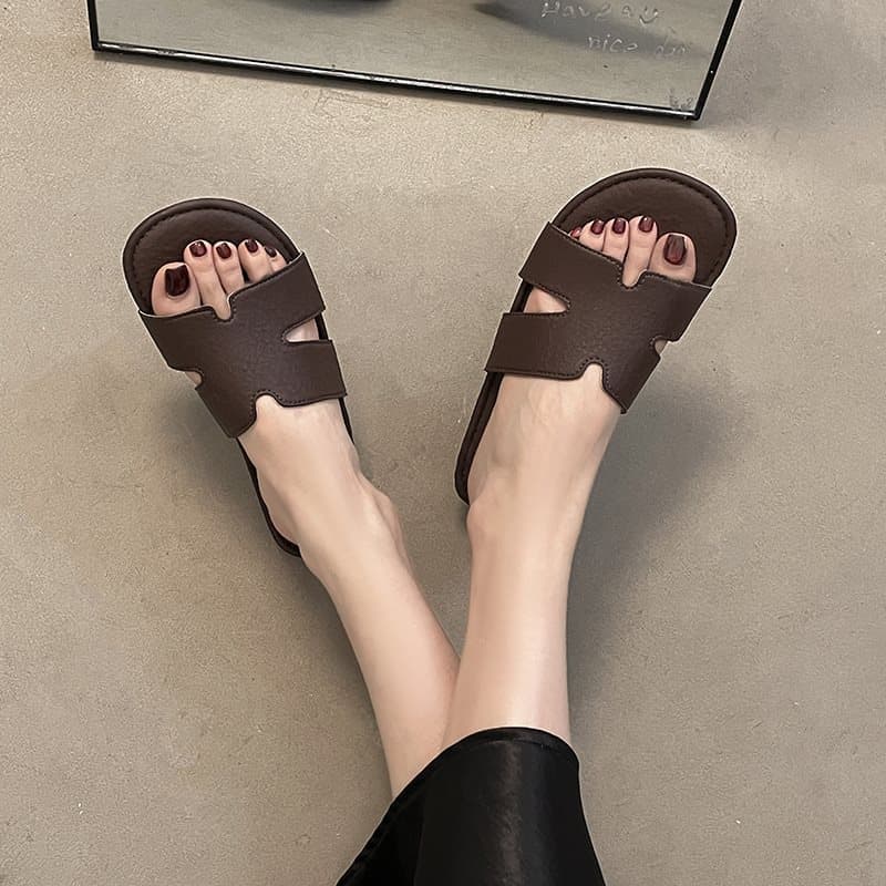 French-style new Birkenstock sandals, flat slippers, summer sandals for women, soft, 2026, niche style, fashionable for outdoor wear.