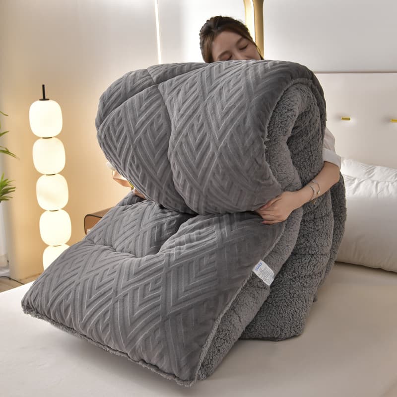 Cross-border supply milk velvet jacquard quilts, lamb fleece cores, thickened warm skin-friendly solid color cut-pattern cotton quilts