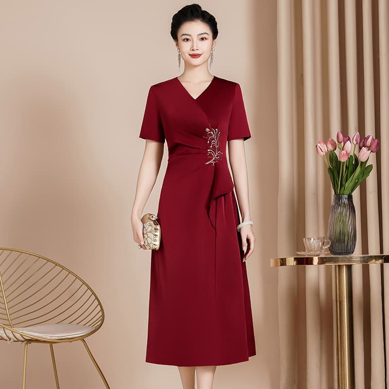 High-end burgundy retro mid-length cheongsam dress for middle-aged mothers at wedding banquets, elegant and noble.