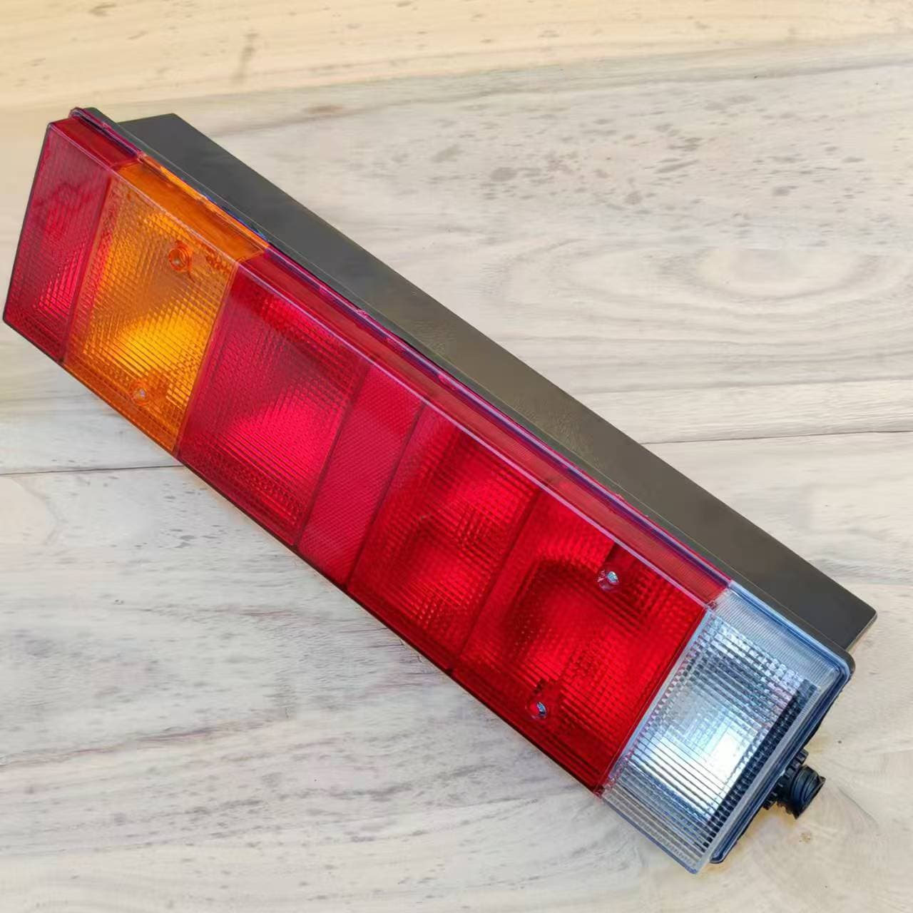 Suitable for Dongfeng Tianlong rear tail light assembly Hercules Electronics LED original car bulb model Tianlong flagship tail light