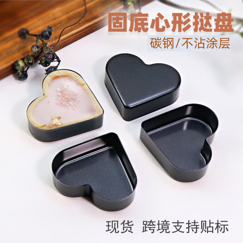 Mini heart-shaped reusable baking tray for baking, suitable for ovens and cakes.