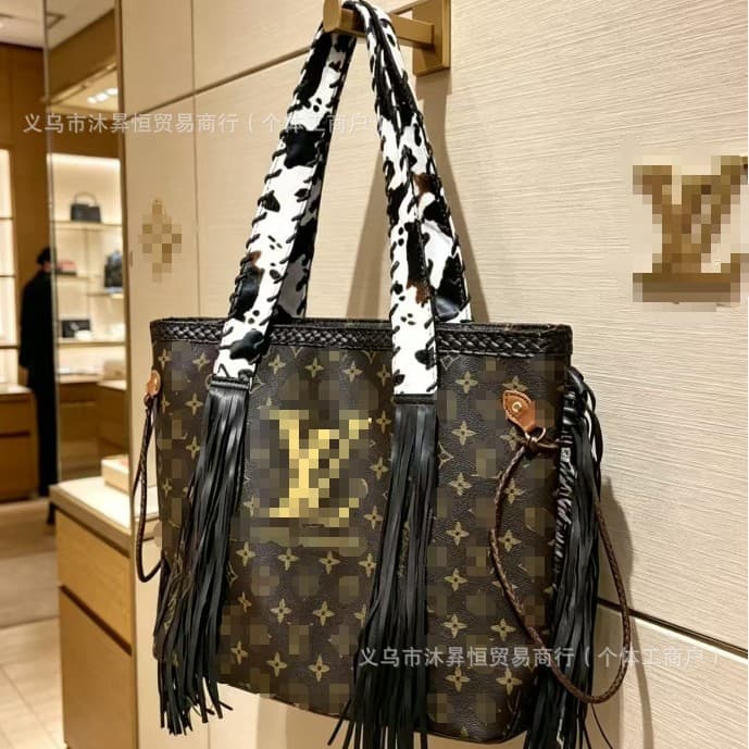 Large Capacity Personalized Fringe Bag Women 2026 New Fashion Versatile Casual Commute Tote Bag Motorcycle Bag Underarm Bag