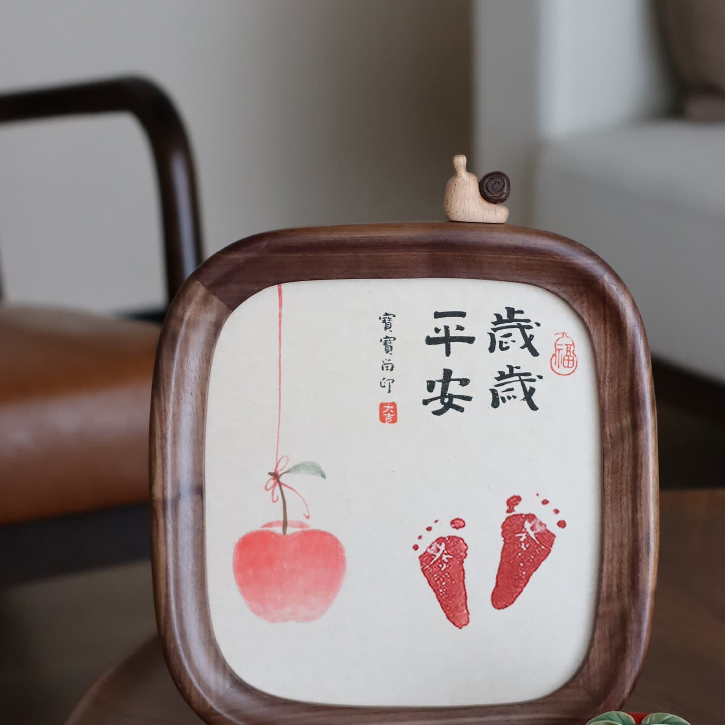 Hand-drawn baby hand, foot, and footprint keepsakes for first birthday, full moon, and 100-day celebrations. Creative black walnut wood curved display stand.
