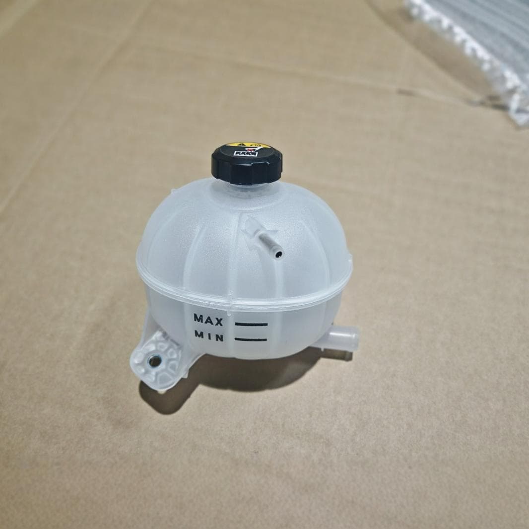 Factory New Car Radiator Coolant Expansion Tank for Tucson 25431-D3500 Tucson Water Tank Expansion Reservoir