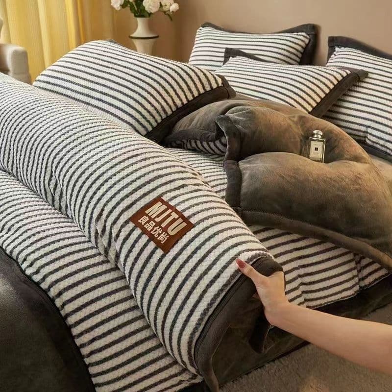 Warm Milk Fleece Four-Piece Bedding Set, Thickened Coral Fleece Bed Sheet and Duvet Cover, Baby Fleece Flannel Three-Piece Bedding Set