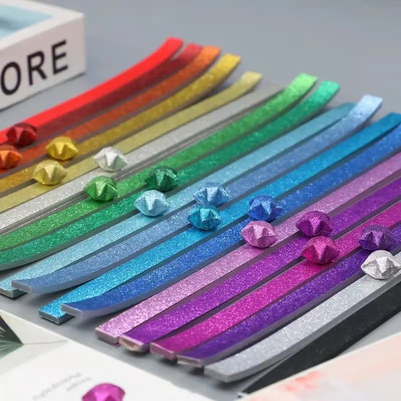 Folded paper strips of stars, lucky stars, origami strips, folded five-pointed stars, thin paper strips for making wishes.
